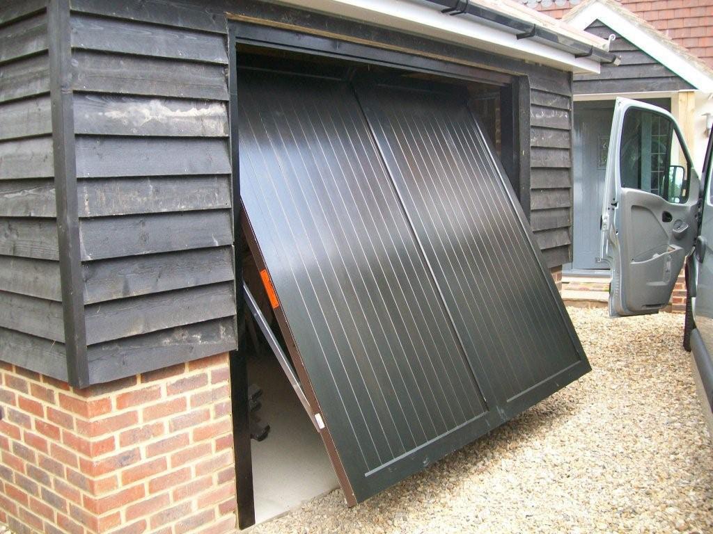 TIMBER GARAGE DOOR, WOKING, SURREY - 18 06 09 Timber 1 1024x768