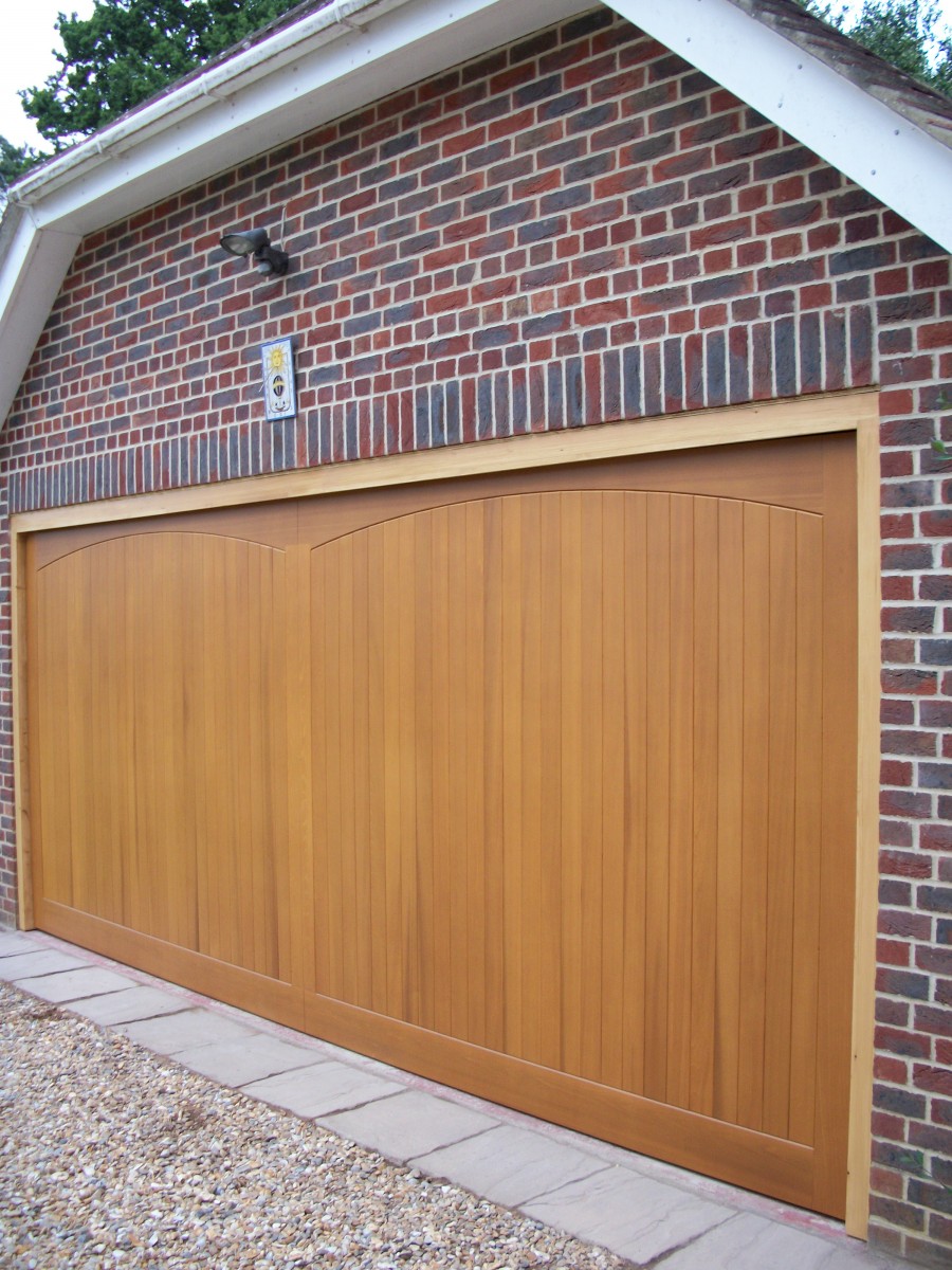 SOLID CEDAR TIMBER GARAGE DOOR FITTED IN LEATHERHEAD, SURREY ... - GD June 2010 020